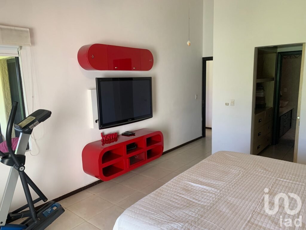 RENTA DE CASA AMUEBLADA , SUMIYA (EN CONDOMINIO) EL MEJOR CLIMA DE CUERNAVACA. EN UN NIVEL...
