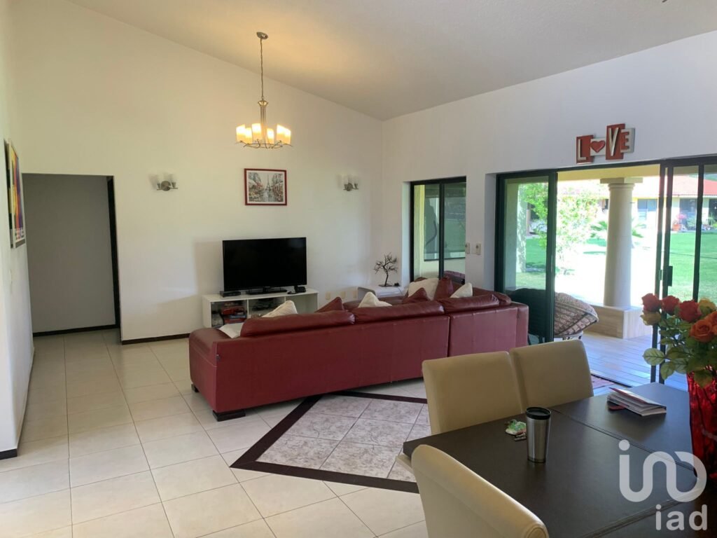 RENTA DE CASA AMUEBLADA , SUMIYA (EN CONDOMINIO) EL MEJOR CLIMA DE CUERNAVACA. EN UN NIVEL...