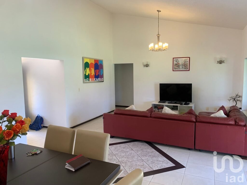 RENTA DE CASA AMUEBLADA , SUMIYA (EN CONDOMINIO) EL MEJOR CLIMA DE CUERNAVACA. EN UN NIVEL...