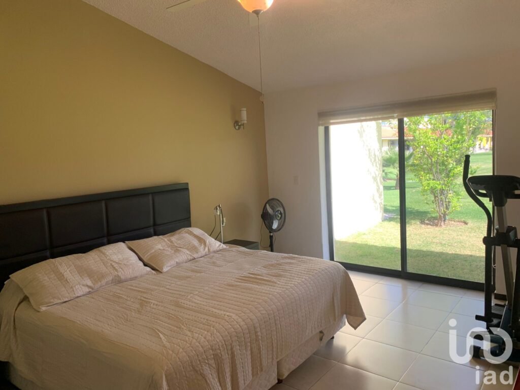 RENTA DE CASA AMUEBLADA , SUMIYA (EN CONDOMINIO) EL MEJOR CLIMA DE CUERNAVACA. EN UN NIVEL...