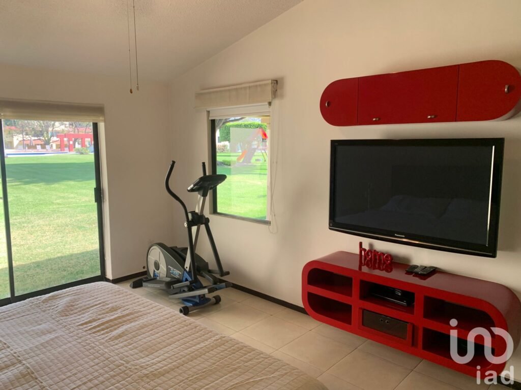 RENTA DE CASA AMUEBLADA , SUMIYA (EN CONDOMINIO) EL MEJOR CLIMA DE CUERNAVACA. EN UN NIVEL...