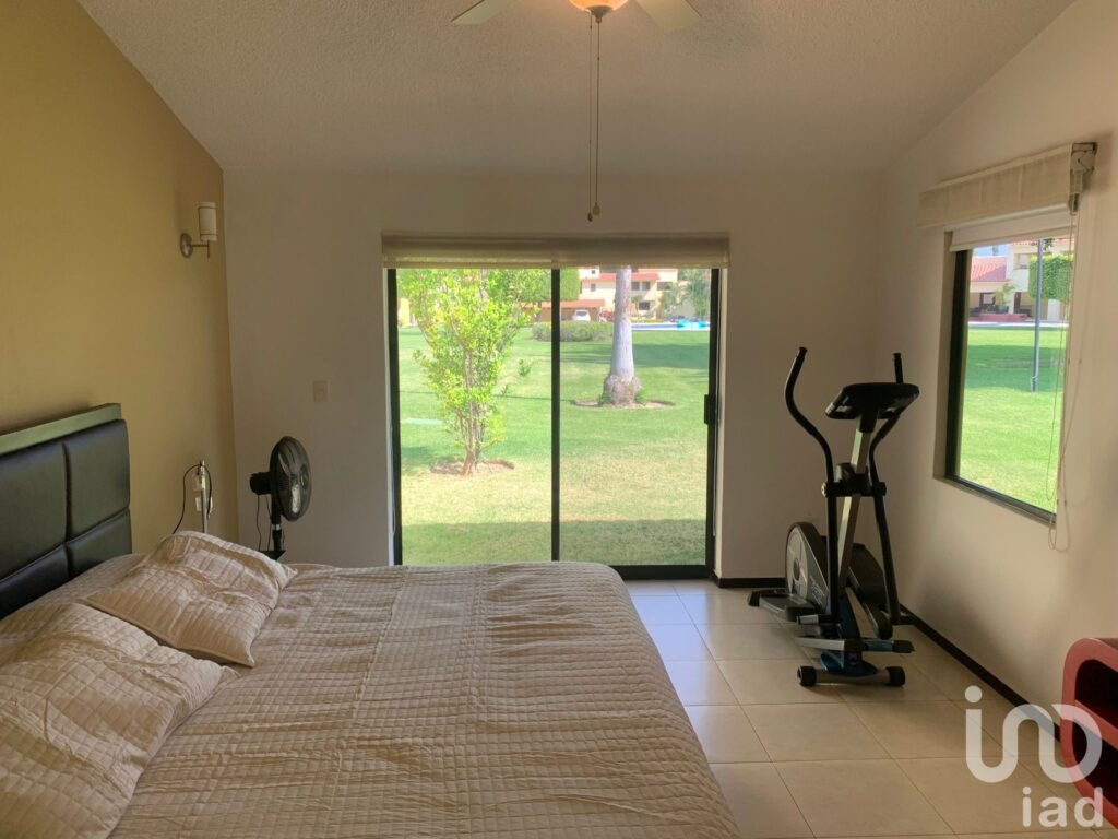 RENTA DE CASA AMUEBLADA , SUMIYA (EN CONDOMINIO) EL MEJOR CLIMA DE CUERNAVACA. EN UN NIVEL...