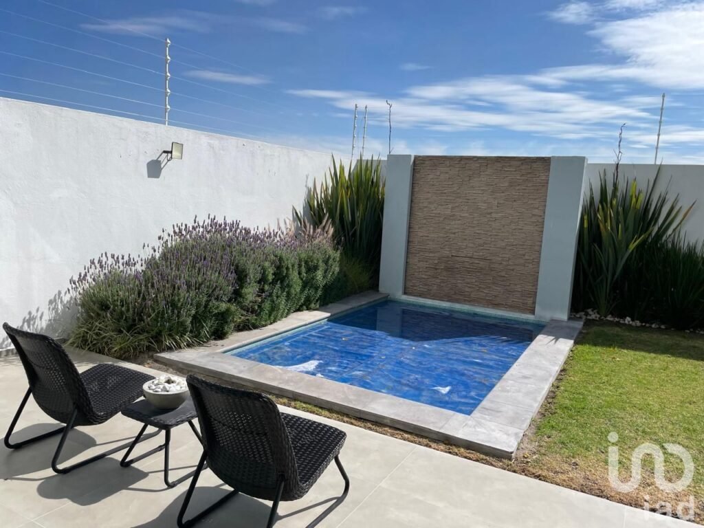 CUMBRES DEL LAGO CASA EN VENTA CON ALBERCA