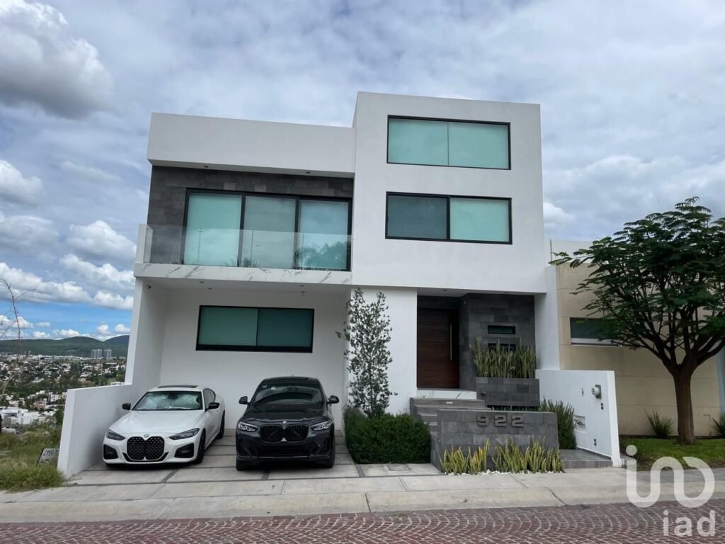 CUMBRES DEL LAGO CASA EN VENTA CON ALBERCA