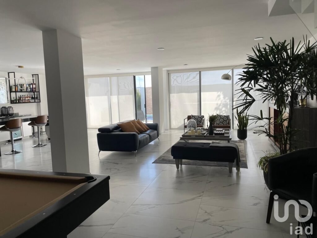 CUMBRES DEL LAGO CASA EN VENTA CON ALBERCA