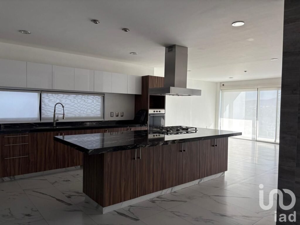CUMBRES DEL LAGO CASA EN VENTA CON ALBERCA