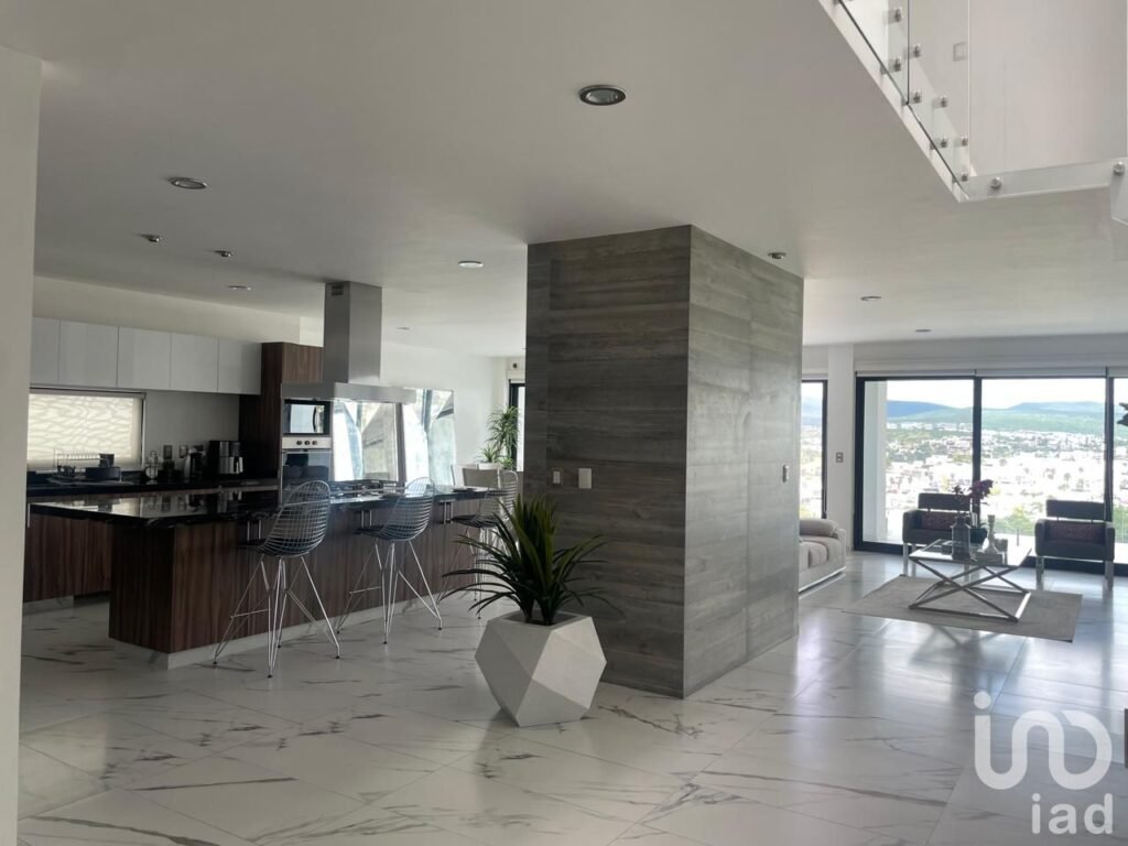 CUMBRES DEL LAGO CASA EN VENTA CON ALBERCA