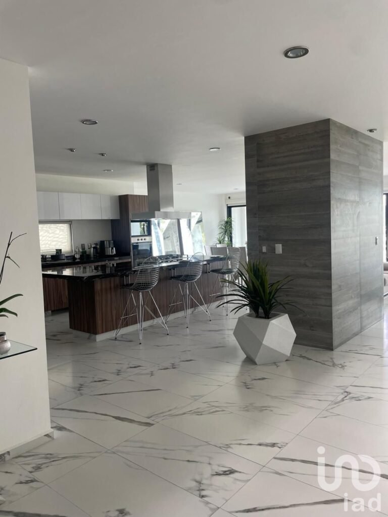 CUMBRES DEL LAGO CASA EN VENTA CON ALBERCA