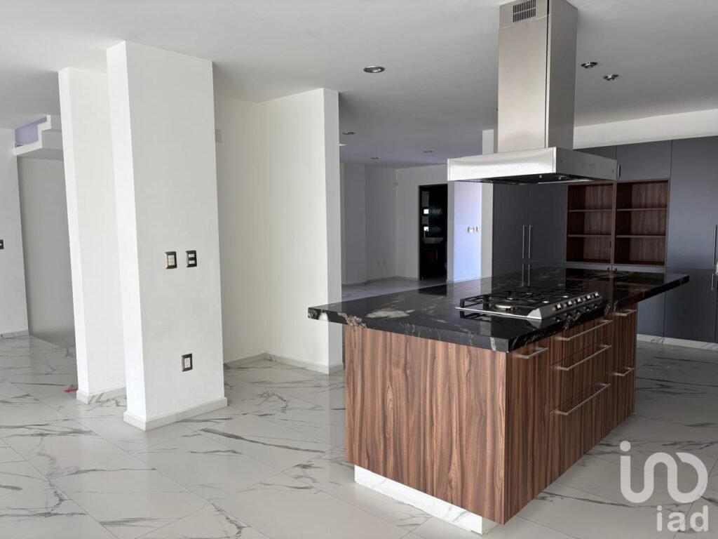 CUMBRES DEL LAGO CASA EN VENTA CON ALBERCA