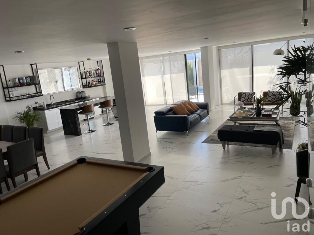 CUMBRES DEL LAGO CASA EN VENTA CON ALBERCA