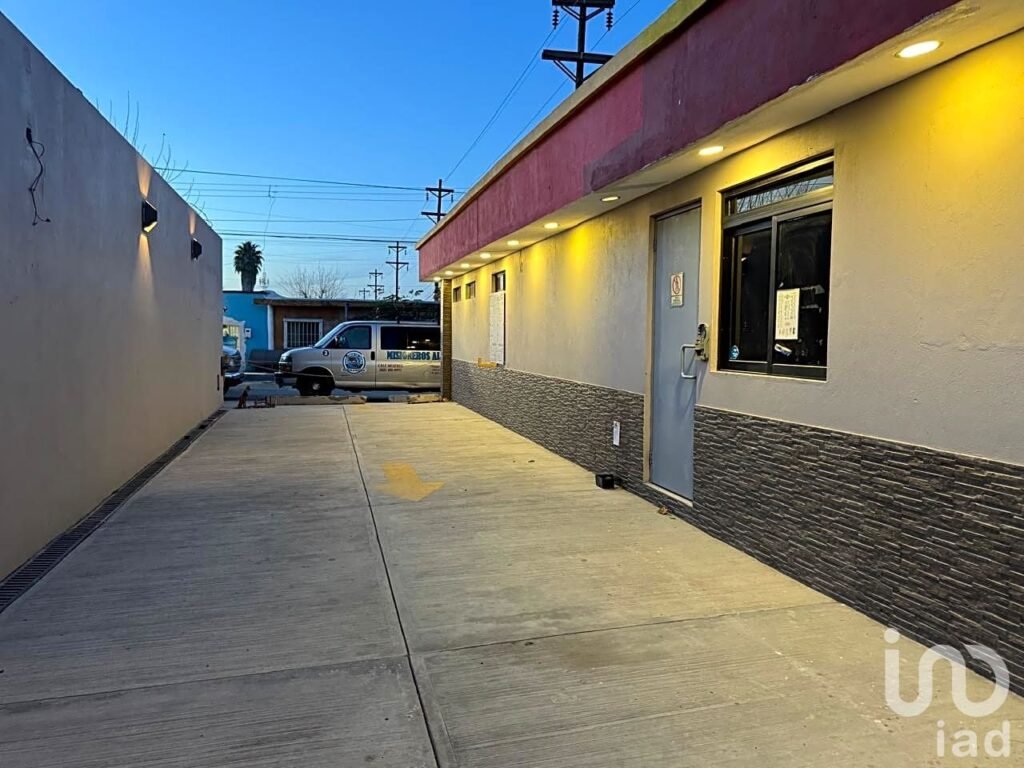 LOCAL COMERCIAL EN VENTA EN ESQUINA C. SEVILLA, COLONIA SAN ANTONIO CD JUAREZ