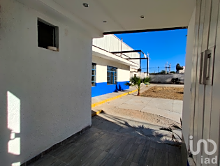 TERRENO CON OFICINAS EN RENTA