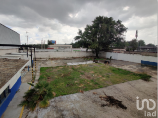 TERRENO CON OFICINAS EN RENTA