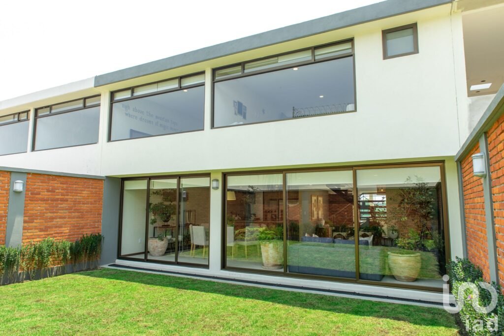 Venta de casa en Calimaya,  Hall de Doble Altura y Jardín Privado – A 15 min de Metepec