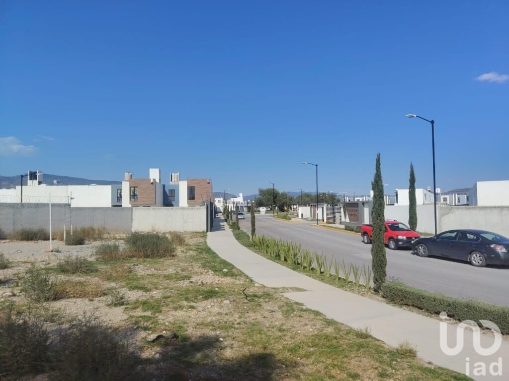 Venta de Lote Comercial en Esquina en Mineral de Reforma Hidalgo en Fraccionamiento Privado