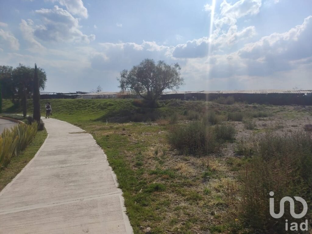 Venta de Lote Comercial en Esquina en Mineral de Reforma Hidalgo en Fraccionamiento Privado