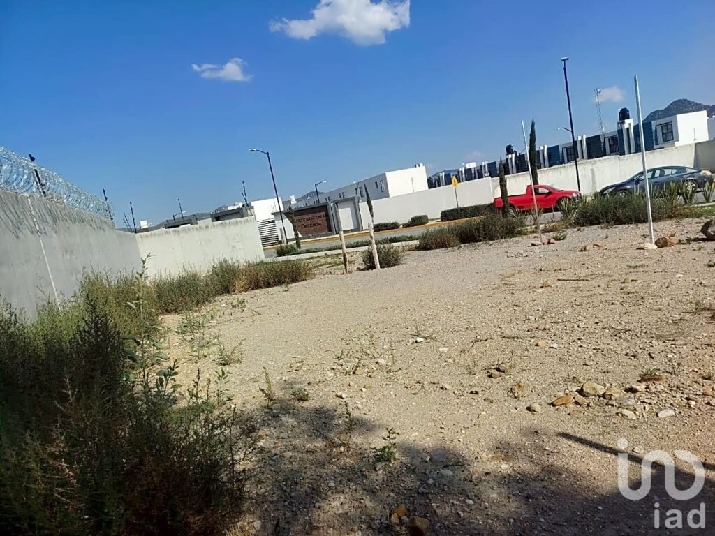 Venta de Lote Comercial en Esquina en Mineral de Reforma Hidalgo en Fraccionamiento Privado