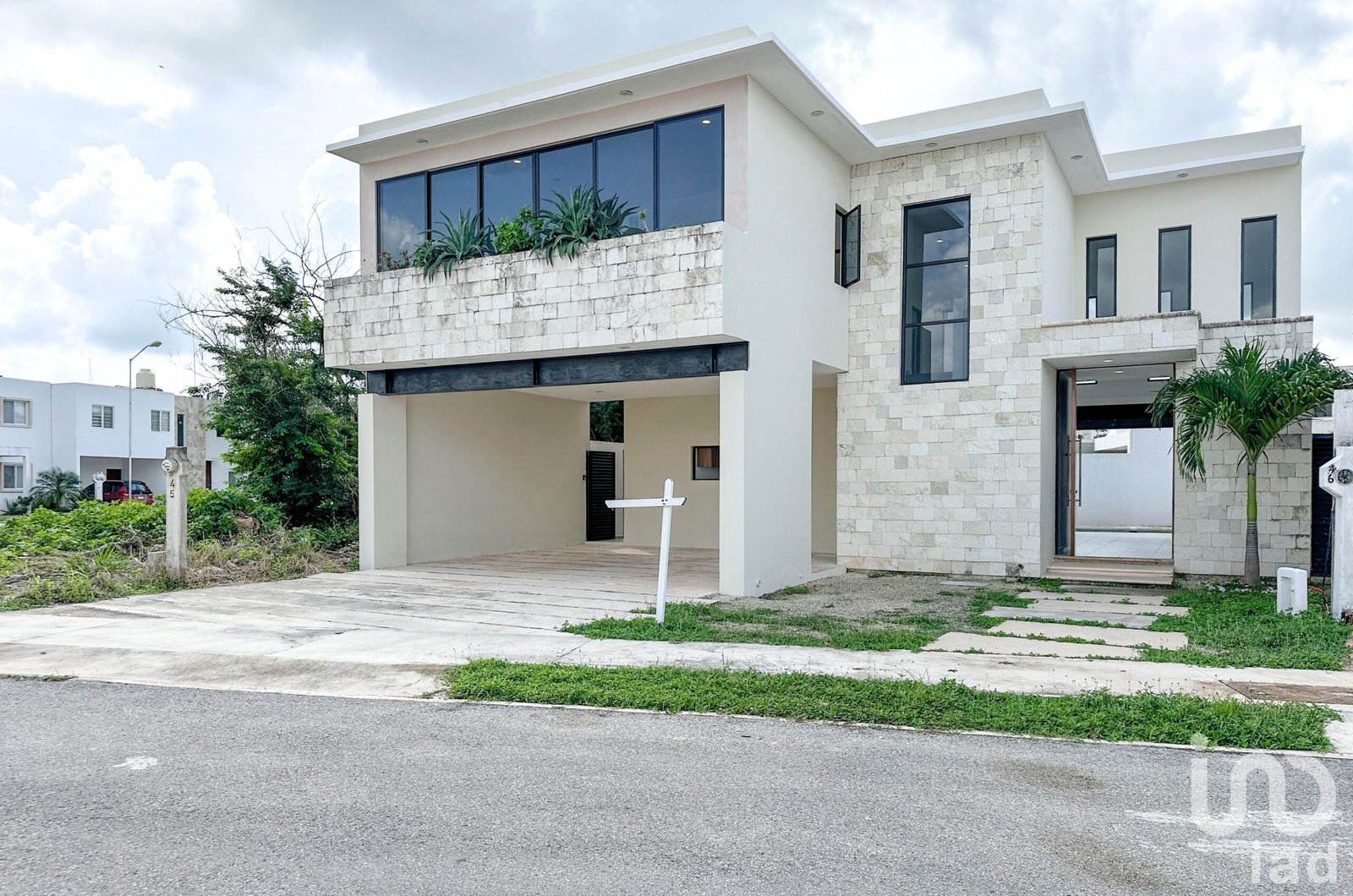 Casa Nueva en Venta en Conkal Yucatan: 4 Recámaras, Piscina,  Acabados de Lujo