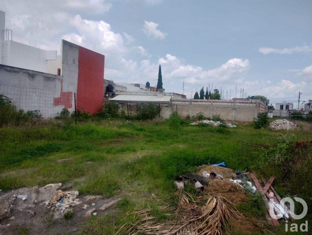 Se vende terreno en Castillotla de 10m de frente y 38 de fondo.(todos servicios/uso de suelo mixto)