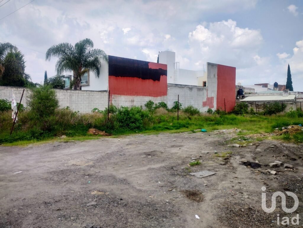 Se vende terreno en Castillotla de 10m de frente y 38 de fondo.(todos servicios/uso de suelo mixto)