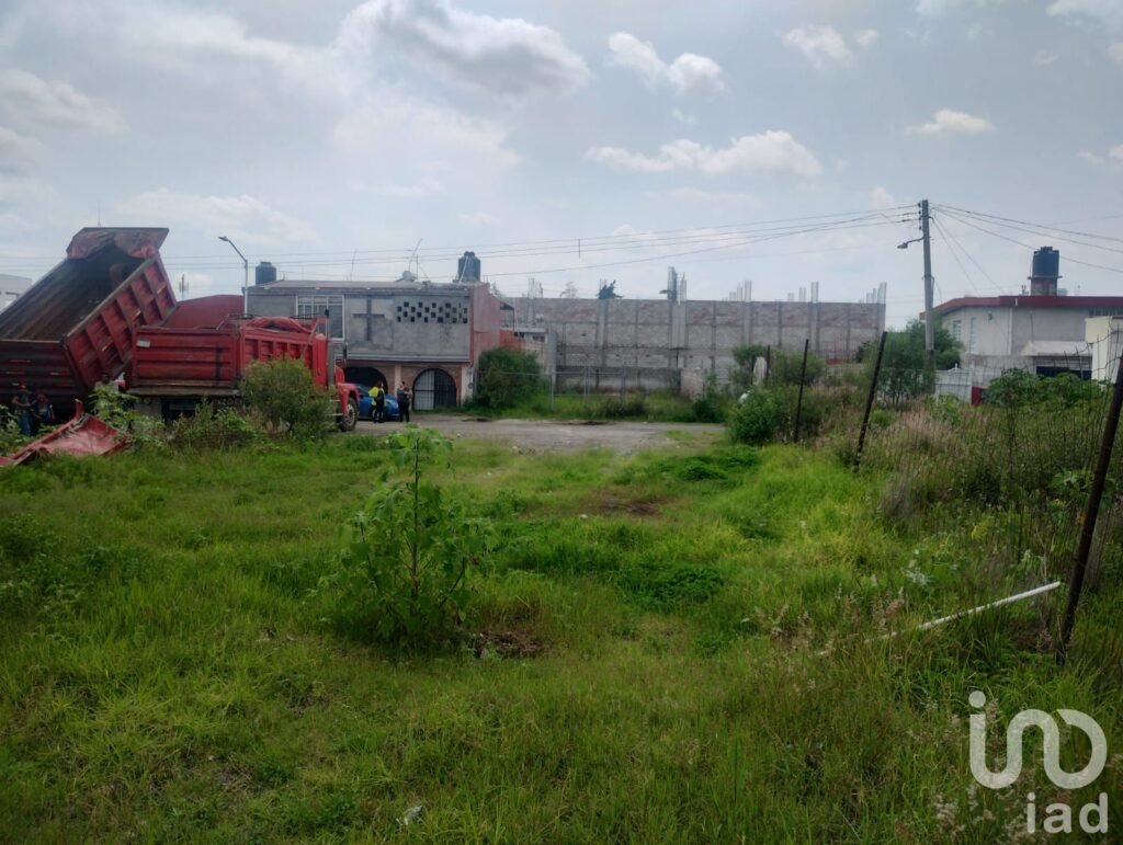 Se vende terreno en Castillotla de 10m de frente y 38 de fondo.(todos servicios/uso de suelo mixto)
