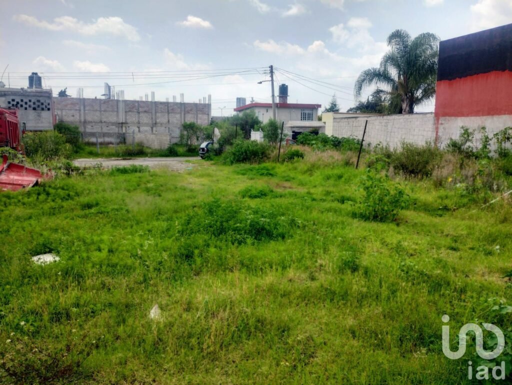 Se vende terreno en Castillotla de 10m de frente y 38 de fondo.(todos servicios/uso de suelo mixto)