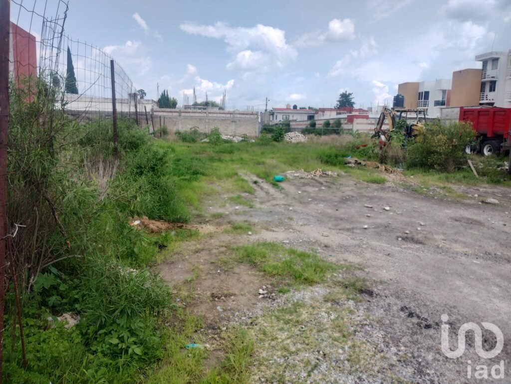 Se vende terreno en Castillotla de 10m de frente y 38 de fondo.(todos servicios/uso de suelo mixto)