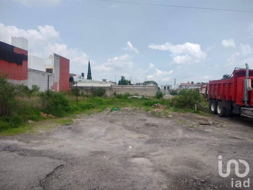Se vende terreno en Castillotla de 10m de frente y 38 de fondo.(todos servicios/uso de suelo mixto)