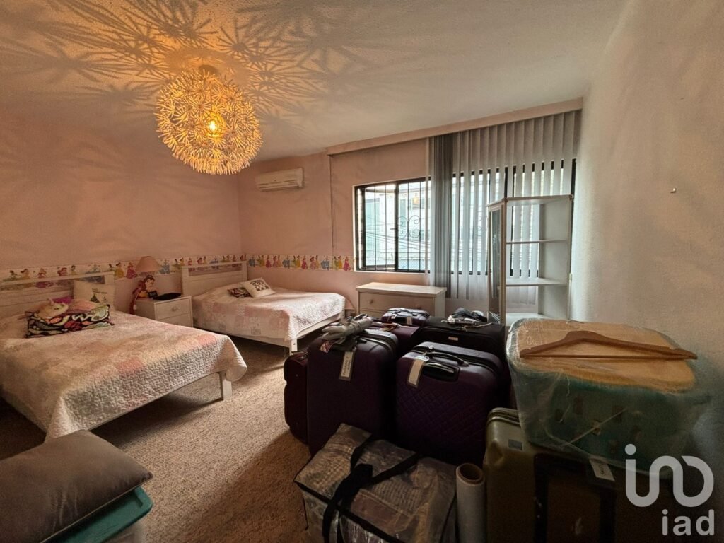 Se vende casa como terreno para constructor en la Fontaine Polanco