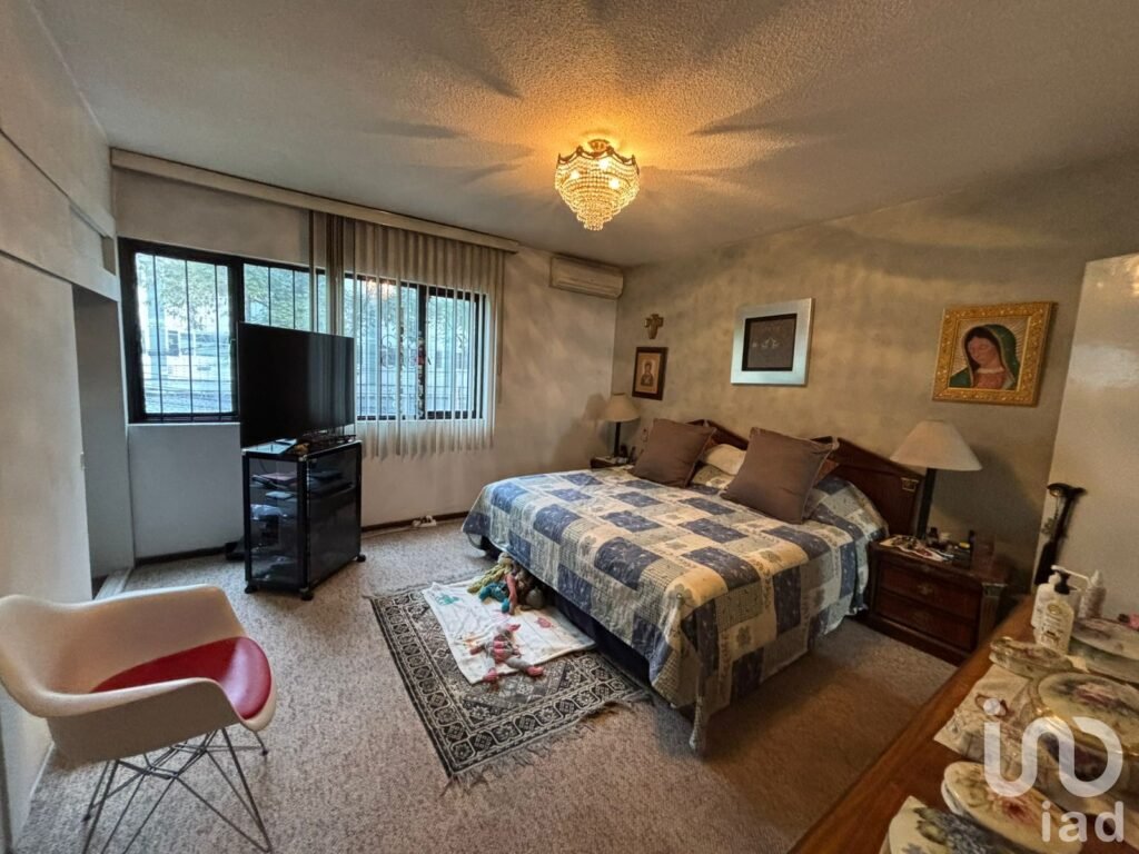 Se vende casa como terreno para constructor en la Fontaine Polanco