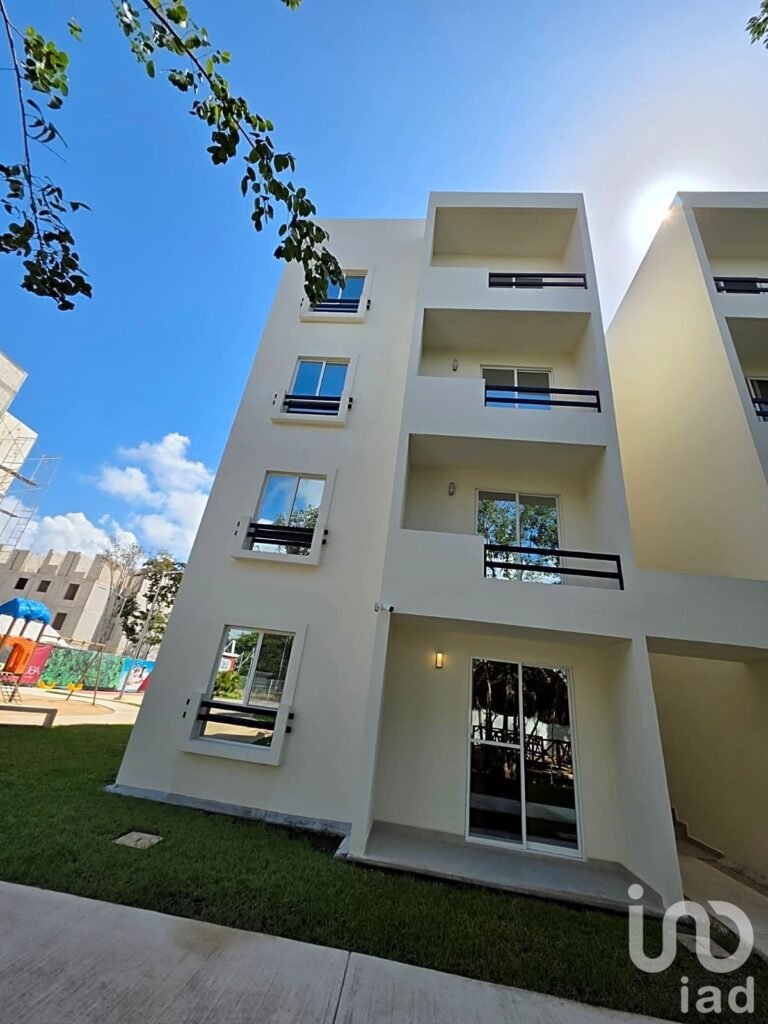 CÓMODO DEPARTAMENTO EN VENTA DE TRES HABITACIONES EN PLAYA DEL CARMEN