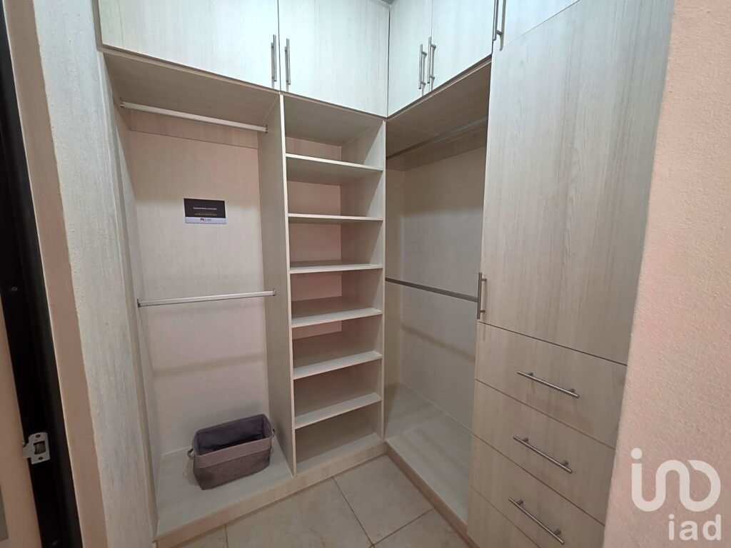 CÓMODO DEPARTAMENTO EN VENTA DE TRES HABITACIONES EN PLAYA DEL CARMEN