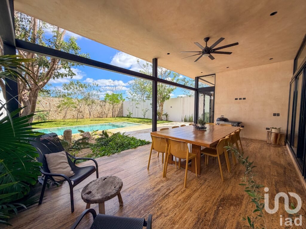 CASA EN VENTA DE 3 HABITACIONES ESTILO ÚNICO TEMOZON NORTE TERRAL