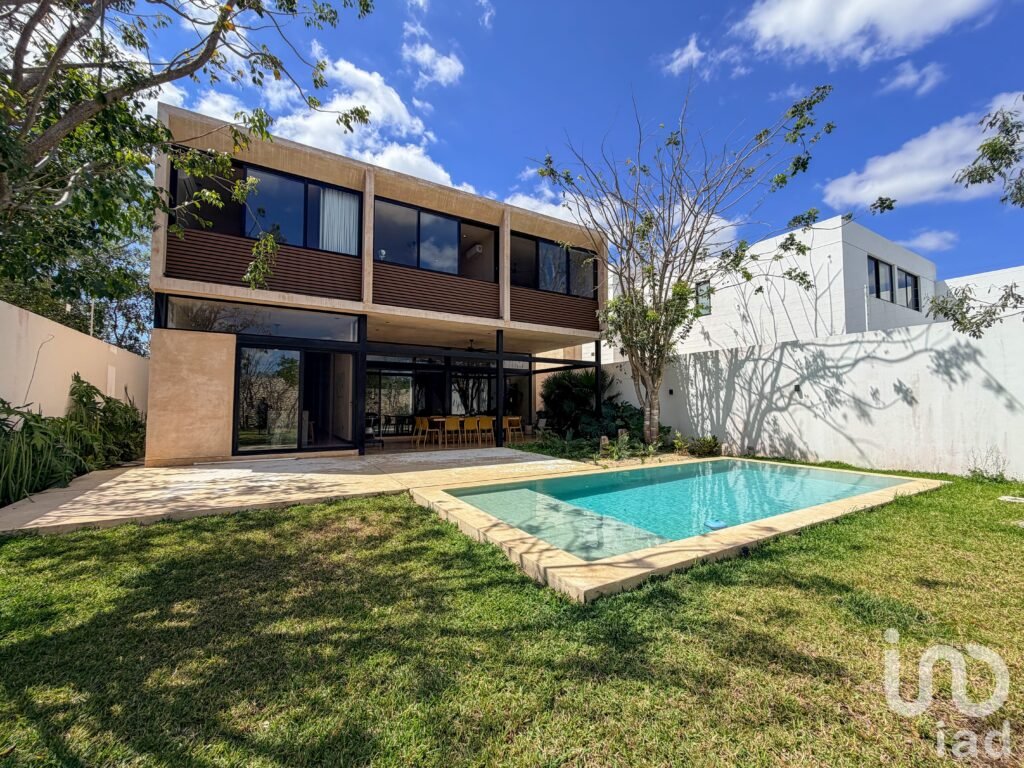 CASA EN VENTA DE 3 HABITACIONES ESTILO ÚNICO TEMOZON NORTE TERRAL