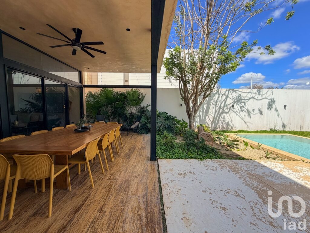 CASA EN VENTA DE 3 HABITACIONES ESTILO ÚNICO TEMOZON NORTE TERRAL