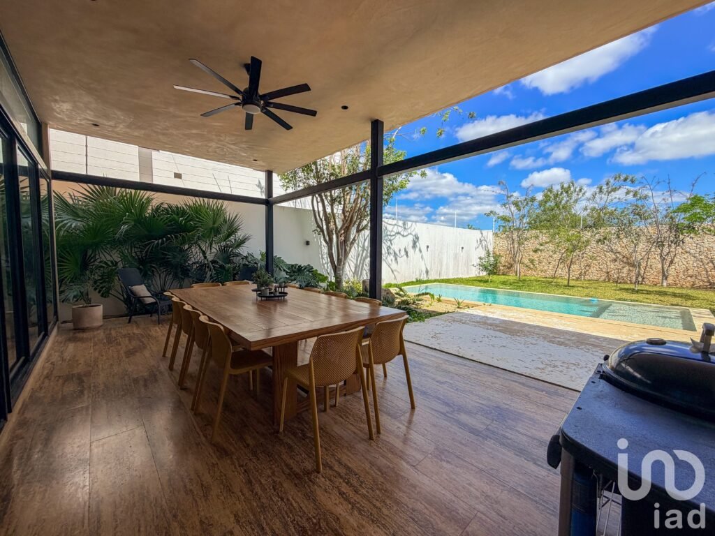 CASA EN VENTA DE 3 HABITACIONES ESTILO ÚNICO TEMOZON NORTE TERRAL