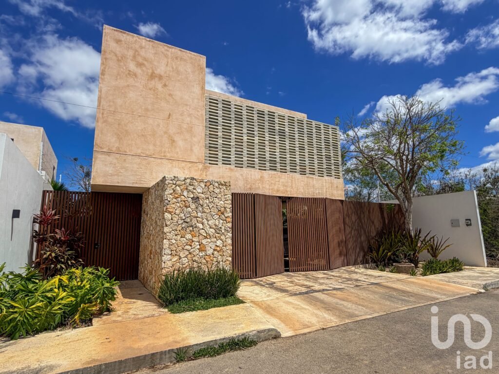 CASA EN VENTA DE 3 HABITACIONES ESTILO ÚNICO TEMOZON NORTE TERRAL