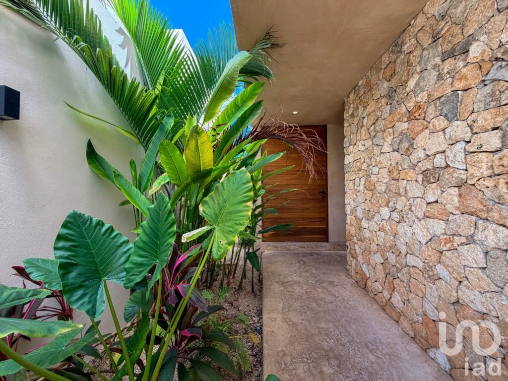 CASA EN VENTA DE 3 HABITACIONES ESTILO ÚNICO TEMOZON NORTE TERRAL