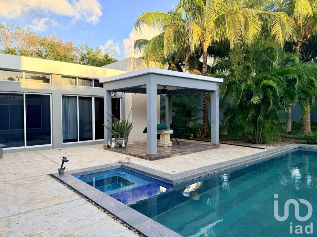 CASA EN VENTA EN PRIVADA LA REJOYADA CON 1,120 M2 DE SUPERFICIE  DE UN SOLO NIVEL CON PISCINA