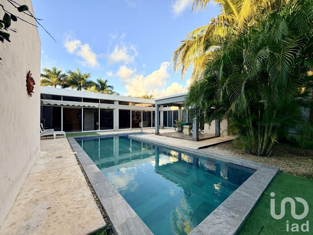 CASA EN VENTA EN PRIVADA LA REJOYADA CON 1,120 M2 DE SUPERFICIE  DE UN SOLO NIVEL CON PISCINA