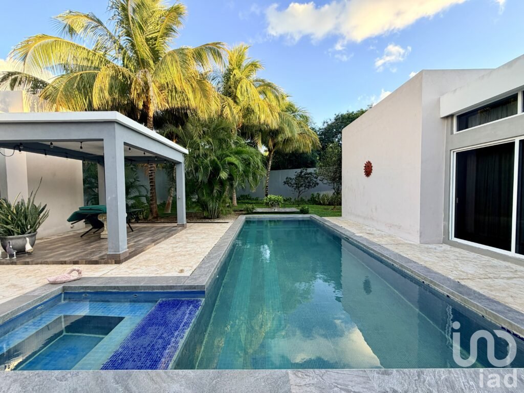 CASA EN VENTA EN PRIVADA LA REJOYADA CON 1,120 M2 DE SUPERFICIE  DE UN SOLO NIVEL CON PISCINA