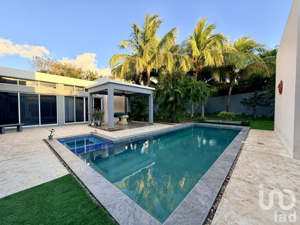 CASA EN VENTA EN PRIVADA LA REJOYADA CON 1,120 M2 DE SUPERFICIE  DE UN SOLO NIVEL CON PISCINA
