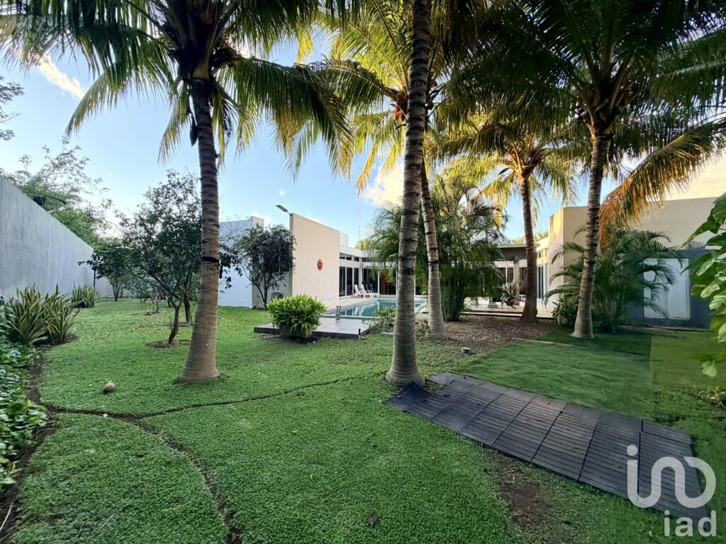 CASA EN VENTA EN PRIVADA LA REJOYADA CON 1,120 M2 DE SUPERFICIE  DE UN SOLO NIVEL CON PISCINA