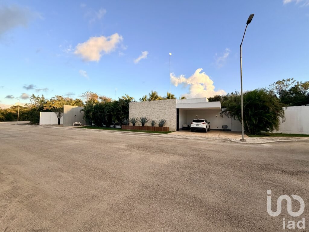 CASA EN VENTA EN PRIVADA LA REJOYADA CON 1,120 M2 DE SUPERFICIE  DE UN SOLO NIVEL CON PISCINA