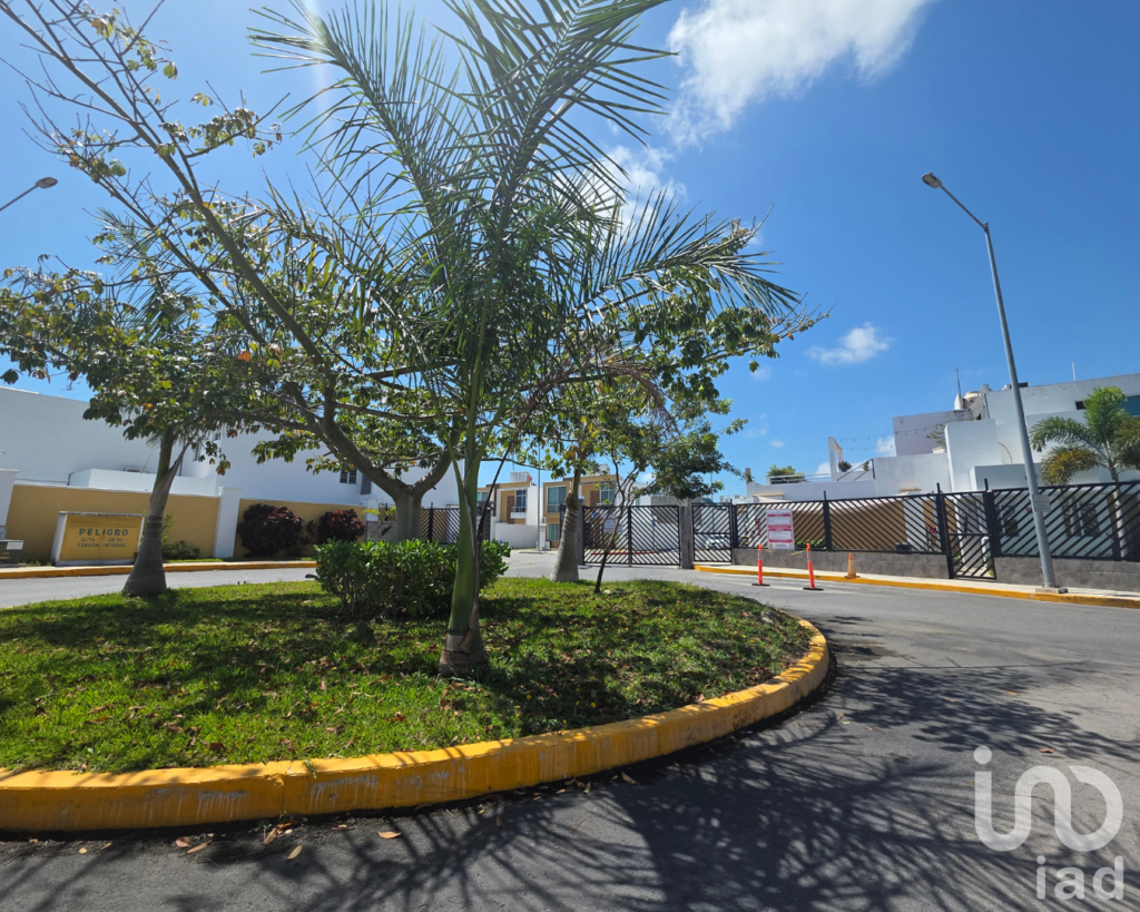 Venta de Casa en Cancún, 3 Recámaras y 3.5 Baños (1 Rec con Baño completo en PB)