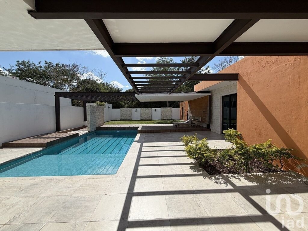 CASA EN VENTA EN RESIDENCIAL LA REJOYADA CON TERRENO DE 900 M2  DE UNA PLANTA, CON PISCINA