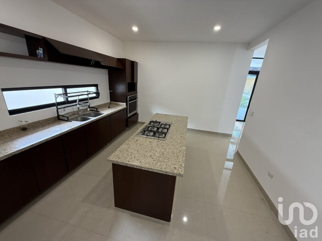 CASA EN VENTA EN RESIDENCIAL LA REJOYADA CON TERRENO DE 900 M2  DE UNA PLANTA, CON PISCINA