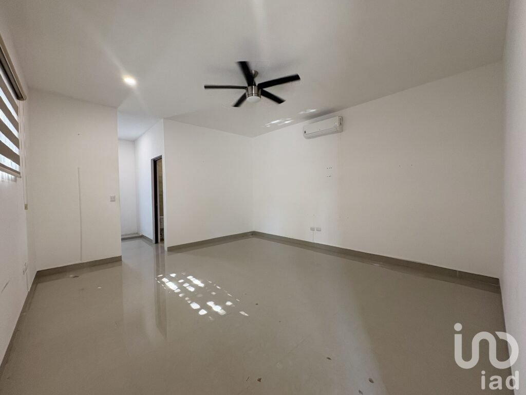 CASA EN VENTA EN RESIDENCIAL LA REJOYADA CON TERRENO DE 900 M2  DE UNA PLANTA, CON PISCINA