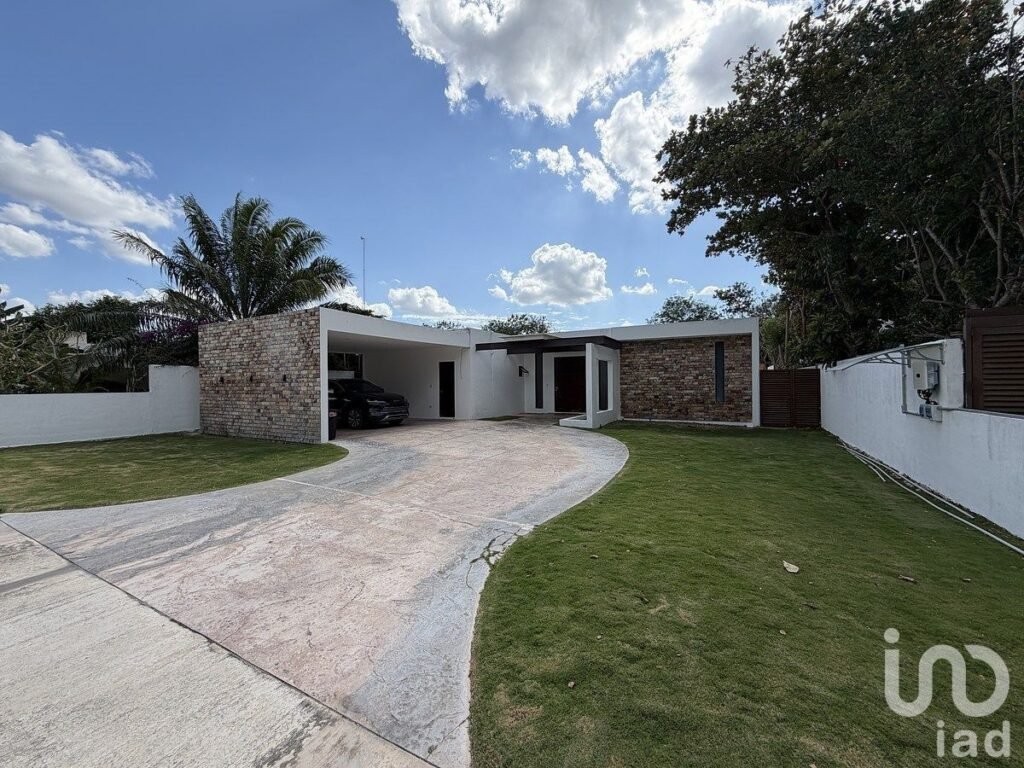 CASA EN VENTA EN RESIDENCIAL LA REJOYADA CON TERRENO DE 900 M2  DE UNA PLANTA, CON PISCINA