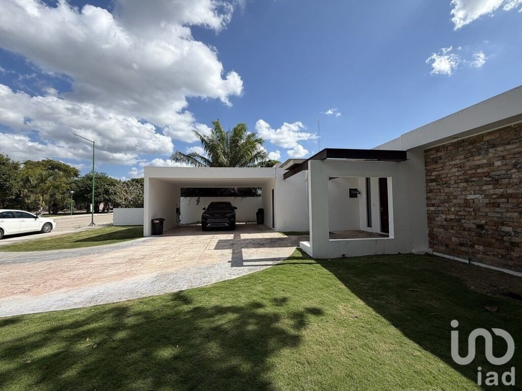 CASA EN VENTA EN RESIDENCIAL LA REJOYADA CON TERRENO DE 900 M2  DE UNA PLANTA, CON PISCINA